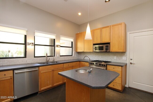 Foto del edificio - 5844 Carefree Mountain Dr