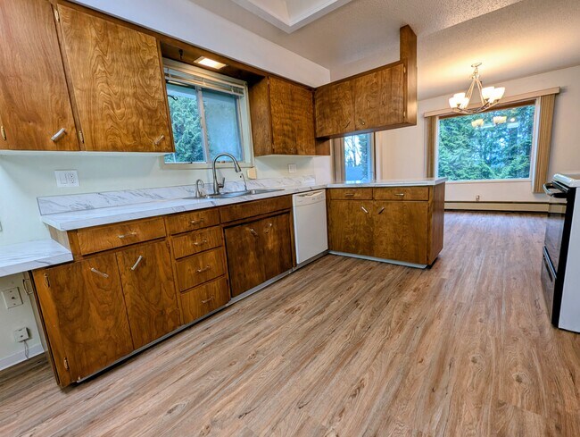 Foto del edificio - 2575 Yew Street Rd