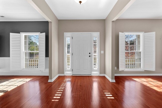 Building Photo - Available Now! Gorgeous, Updated 4 Bed/3 B...