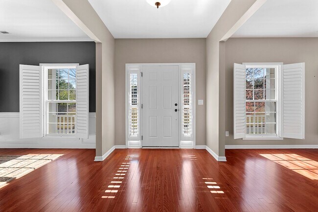 Foto del edificio - Available Now! Gorgeous, Updated 4 Bed/3 B...