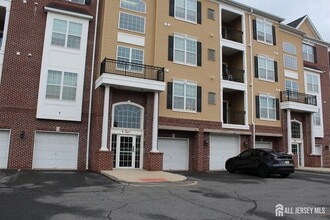 Building Photo - 613 Doral Ct