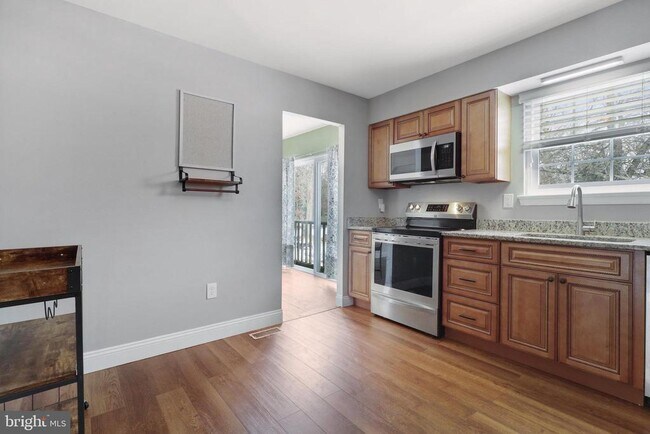 Building Photo - 8136 Comet Dr