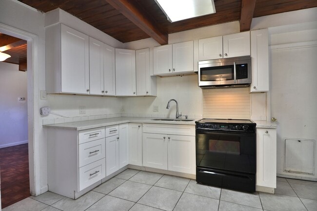 Building Photo - Roommate- Friendly 4 bedroom, 2 Bath Home Near UNR