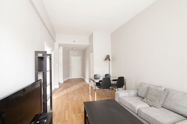 Photo du bâtiment - 4557 Rue Sherbrooke O