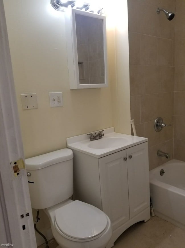 Building Photo - 2 br, 1 bath  - 11 Dorman St First Floor