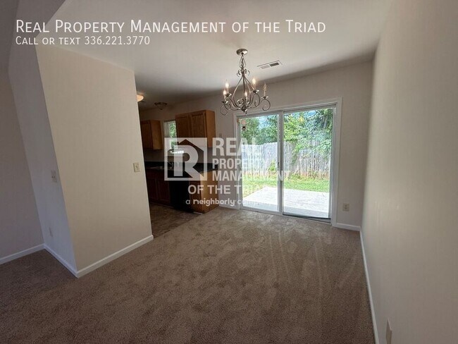 Foto del edificio - 8 Franklinwood Dr