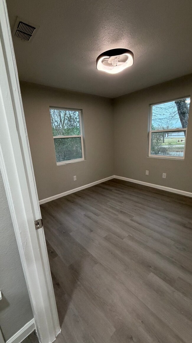 Building Photo - 611 Sand Ave