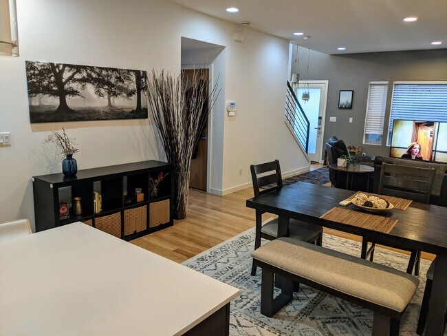 Sala de estar, desde el lado de la cocina. - 321 21st Ave