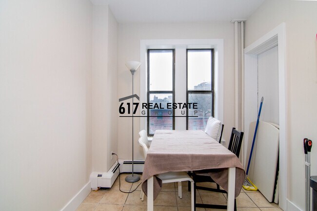 Building Photo - 448 Park Dr