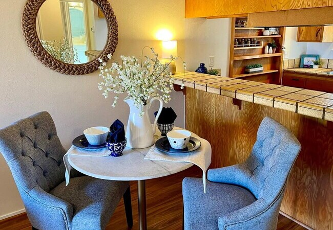 Foto del edificio - Cozy single level end unit located in Oliv...