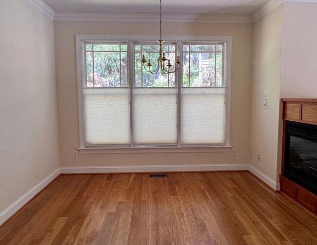 Building Photo - Beautifully maintained townhome on a priva...