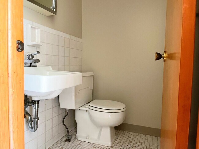 Building Photo - 33 Oakridge Dr