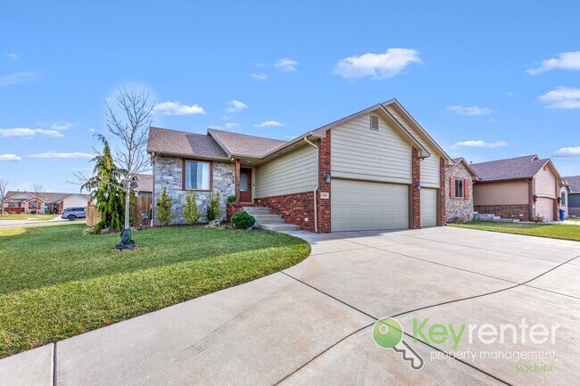 Foto del edificio - Spacious 4-Bedroom Home with Finished Basement & 3-Car Garage – Derby, KS