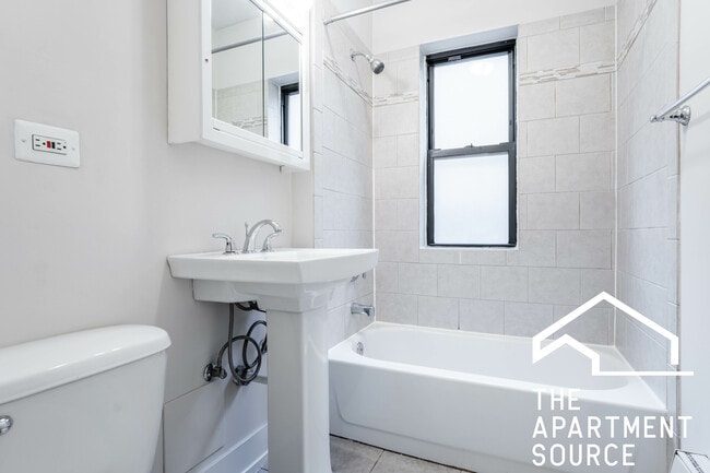 Building Photo - 627 W Melrose St