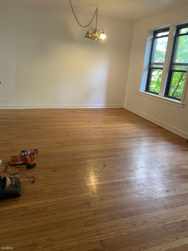 Building Photo - 2435 W Greenleaf Ave