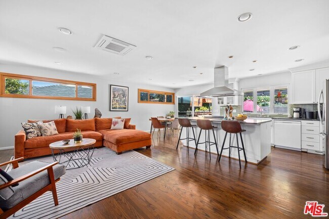 Foto del edificio - 6052 W 76th St