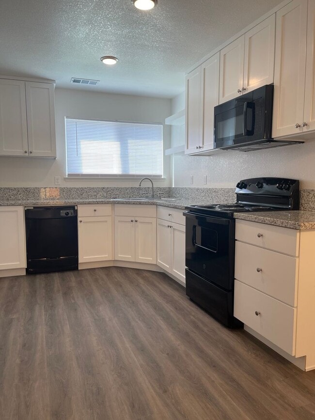 Building Photo - 573 Lincoln Ave Building Photo - 573 Lincoln Ave