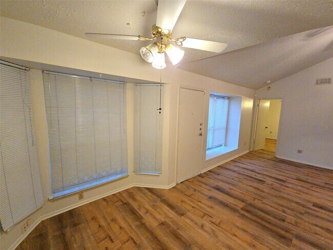 Foto del edificio - 10906 Maple Rock Dr