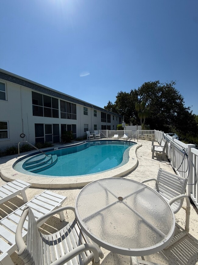 Building Photo - 2 Bed/1 Bath - Unit C3