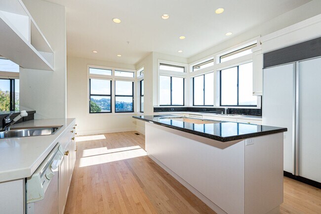 Building Photo - HUGE 4BR/3.5BA 4,012 sqft! Views-views! 2 ...