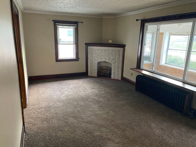 Foto del edificio - Spacious 5 - Bedroom Home for Lease in Akron