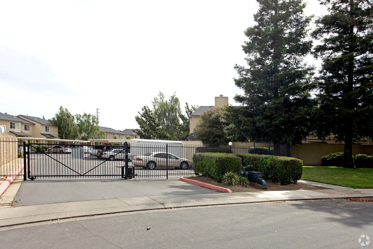 The Villas at Creekside Apartments in Modesto, CA