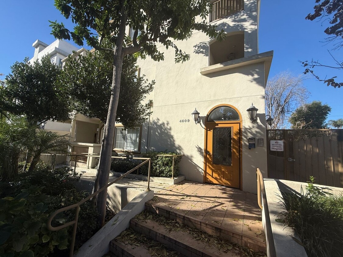 Foto del edificio - 2 Bedroom Condo for Rent in Sherman Oaks!