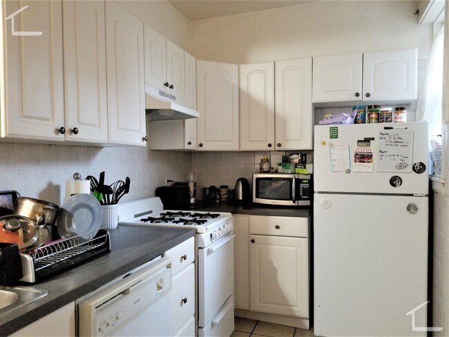 Building Photo - MOST POPULAR OFF-CAMPUS CHOICE! Desirable ...