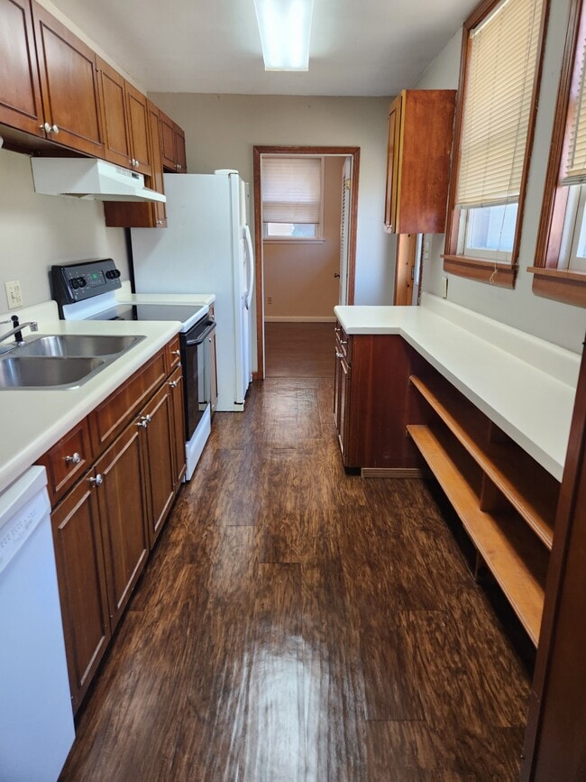 Building Photo - 303 Themis St