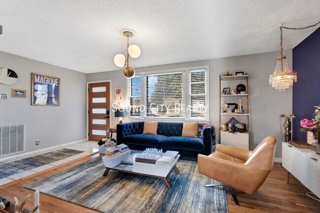 Foto del edificio - 3221 Cloverwood Dr