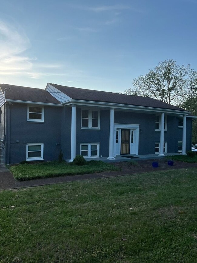 Building Photo - 951 Windrowe Dr