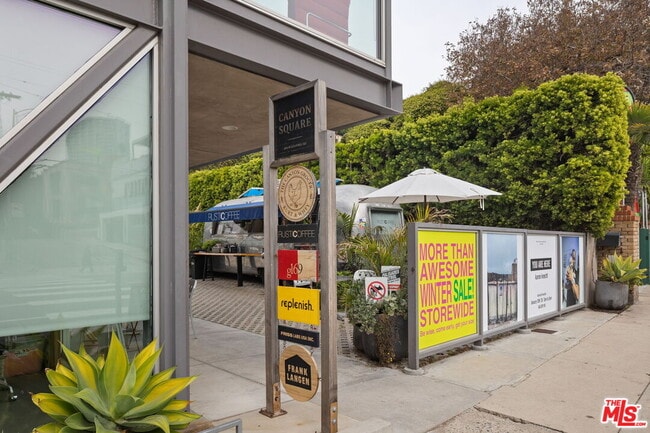 Foto del edificio - 161 W Channel Rd