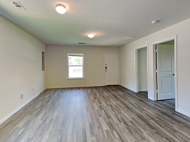 Building Photo - Move In Ready Home