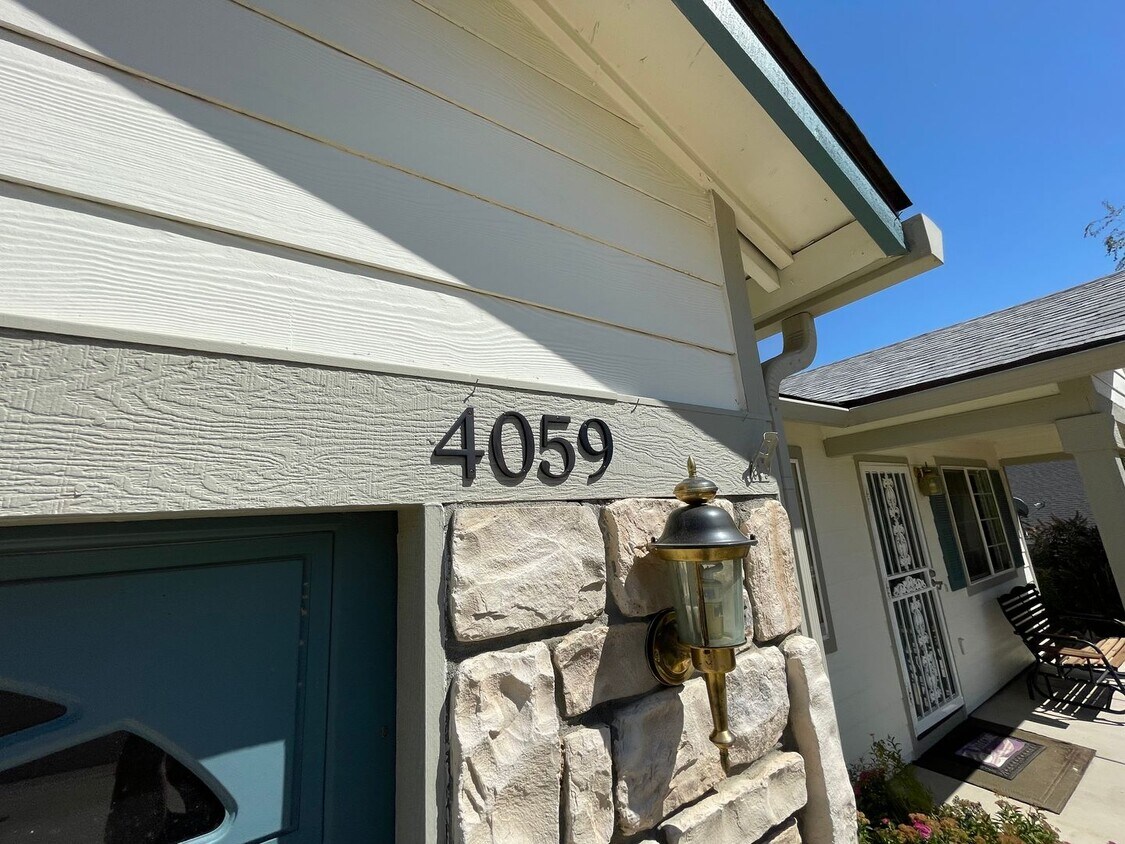Foto principal - 3 Bedroom / 2 Bathroom Northwest Home