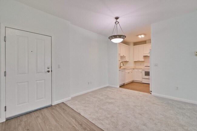 Building Photo - Excellent 2 Bed 2 Bath Condo - Completely ...