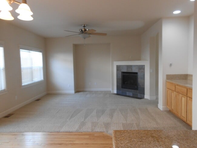 Building Photo - 1056 NE Parkview Ct