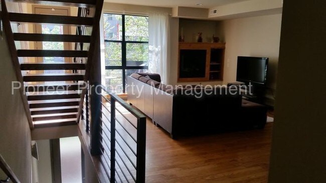 Building Photo - Modern Town home in Five Points