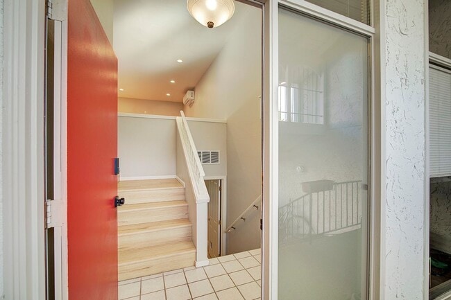 Building Photo - 2Bd/1.75Ba Kirkland Townhouse