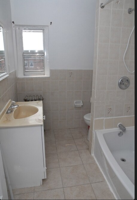 Photo du bâtiment - 3 bedroom  on 2nd floor unit for rent