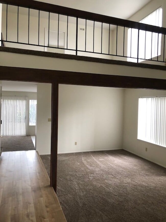 Foto del edificio - 4 Bed/2.5 Bath  Two Story Home in San Diego