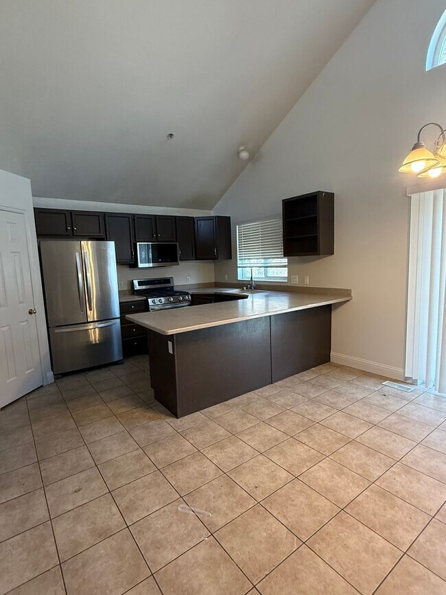 Foto del edificio - Beautiful home with 2 car garage, large back deck and central air