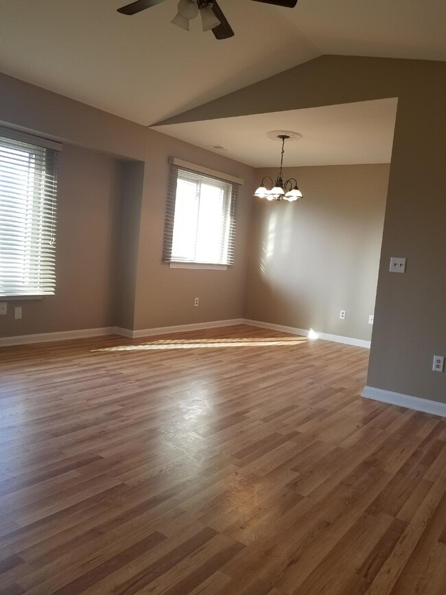 Building Photo - 2 Bedroom Upper Condo, Condo has Raised Ce...