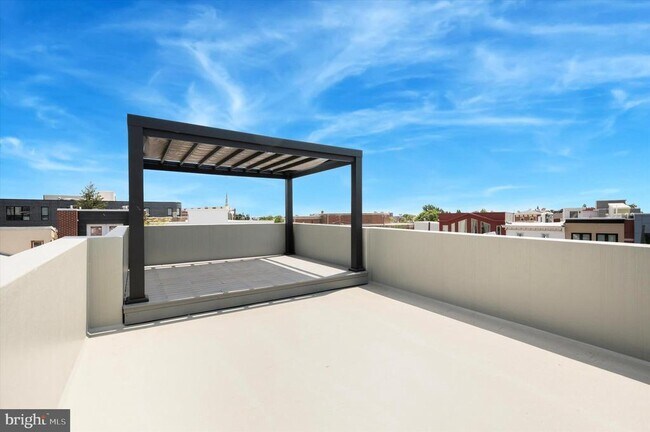 Building Photo - 2142 E Arizona St