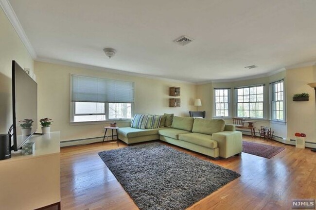 Foto del edificio - 274 Tenafly Rd