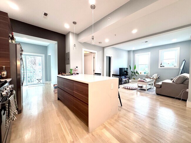 Foto del edificio - BROOKLINE 3 BED/2 BATH WITH CENTRAL AIR & IN-UNIT LAUNDRY!