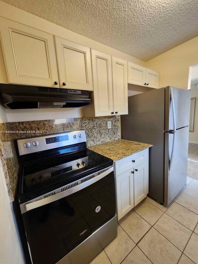 Foto del edificio - 365 NE 125th St