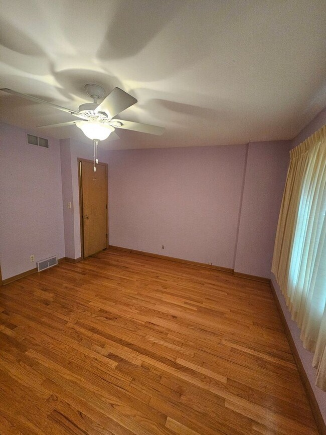 Building Photo - 5 Bedroom Single Family
