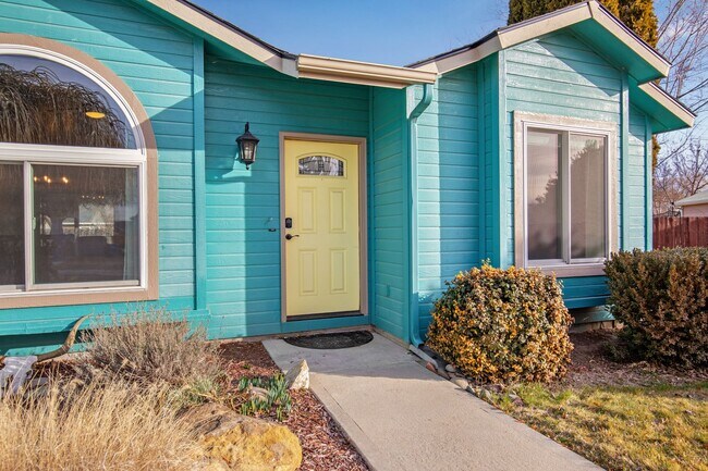 Foto del edificio - Furnished 3-Bedroom Home with Fenced Yard - Pet Friendly