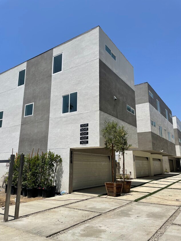 Foto principal - 14241 Gilmore St