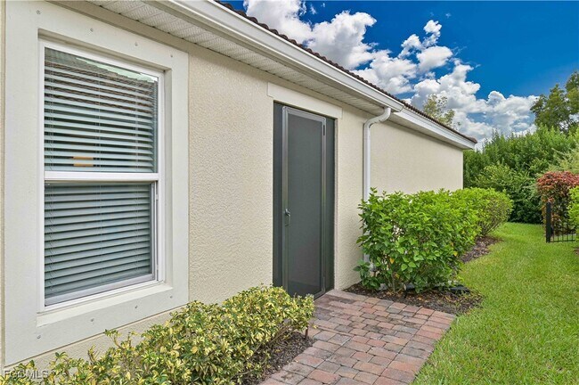 Foto del edificio - 4278 Dutchess Park Rd